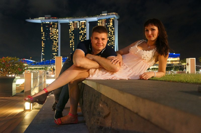 На заднем плане известный отель Marina Bay Sands, ночь там стоит в самом простом номере 350 евро
