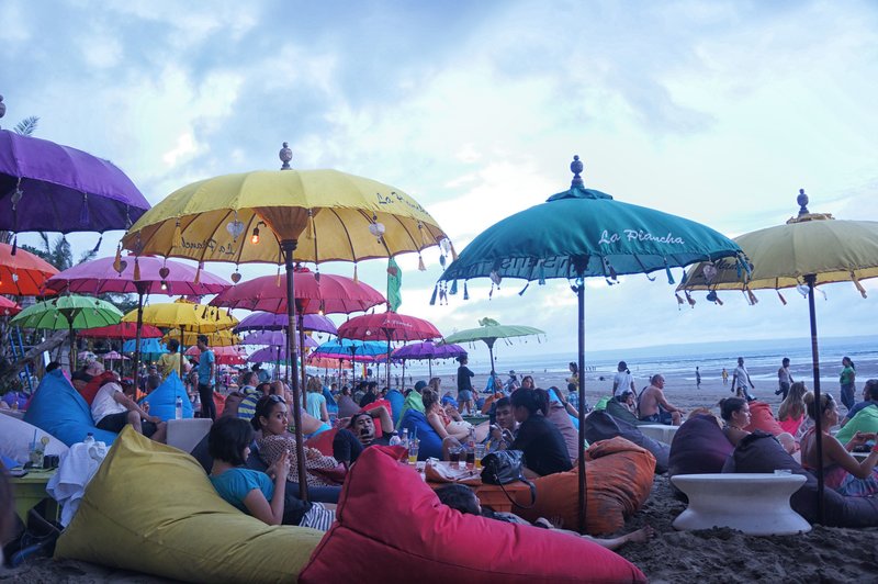 Релакс на пляже Seminyak в баре La Plancha