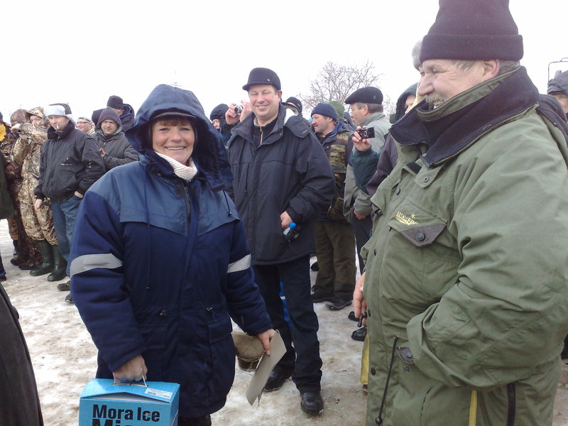 Довольна победительница среди женщин.
