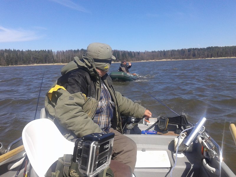 Взаимовыручка на воде - святое дело.